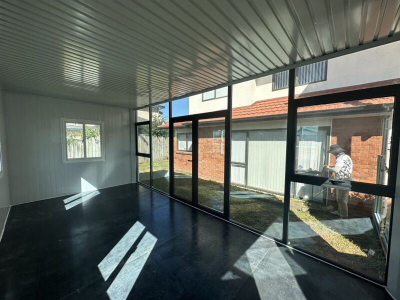 MEDIUM CABIN 6 x 3 m Glass Wall II